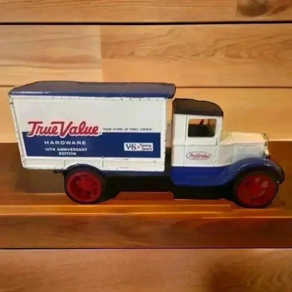 True Value Hardware VINTAGE 1991 10th Anniversary 1931 Hawkeye Truck Bank - Picture 1 of 4